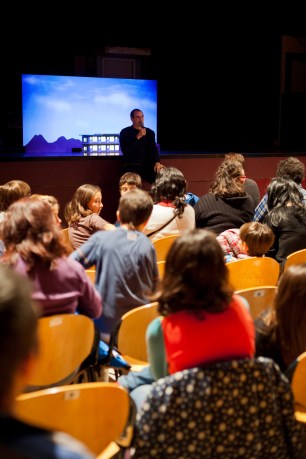 Introducció a l'assaig abert a càrrec de l'artista i formador de circ Javier Barroso