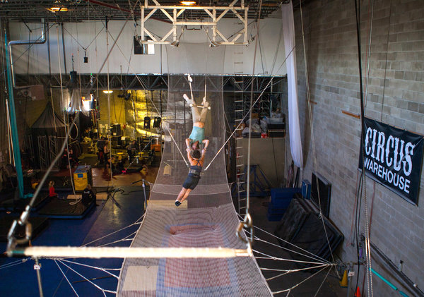 Stuart Moulton, un instructor de trapecio con un estudiante, Leah Ragazzo, en una clase en el Circo del almacén en Long Island City, Queens. Crédito Emon Hassan para The New York Times