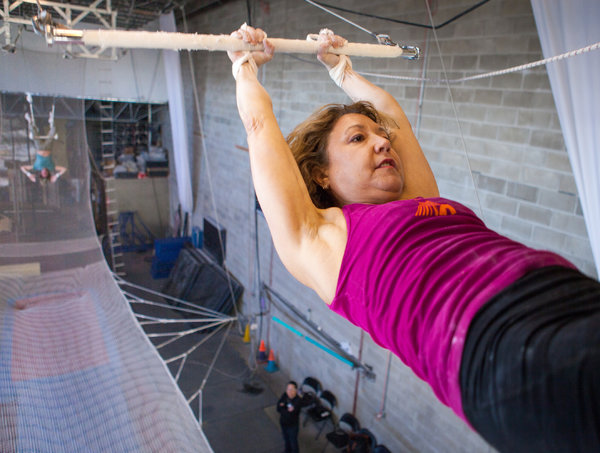 Lynn Braz, otro estudiante, de 55 años, durante su rutina. Emon Hassan
